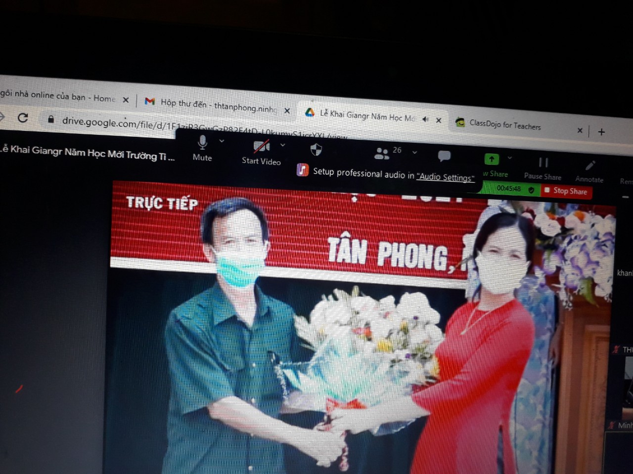 Các đoàn  đại biểu tặng hao chúc mừng