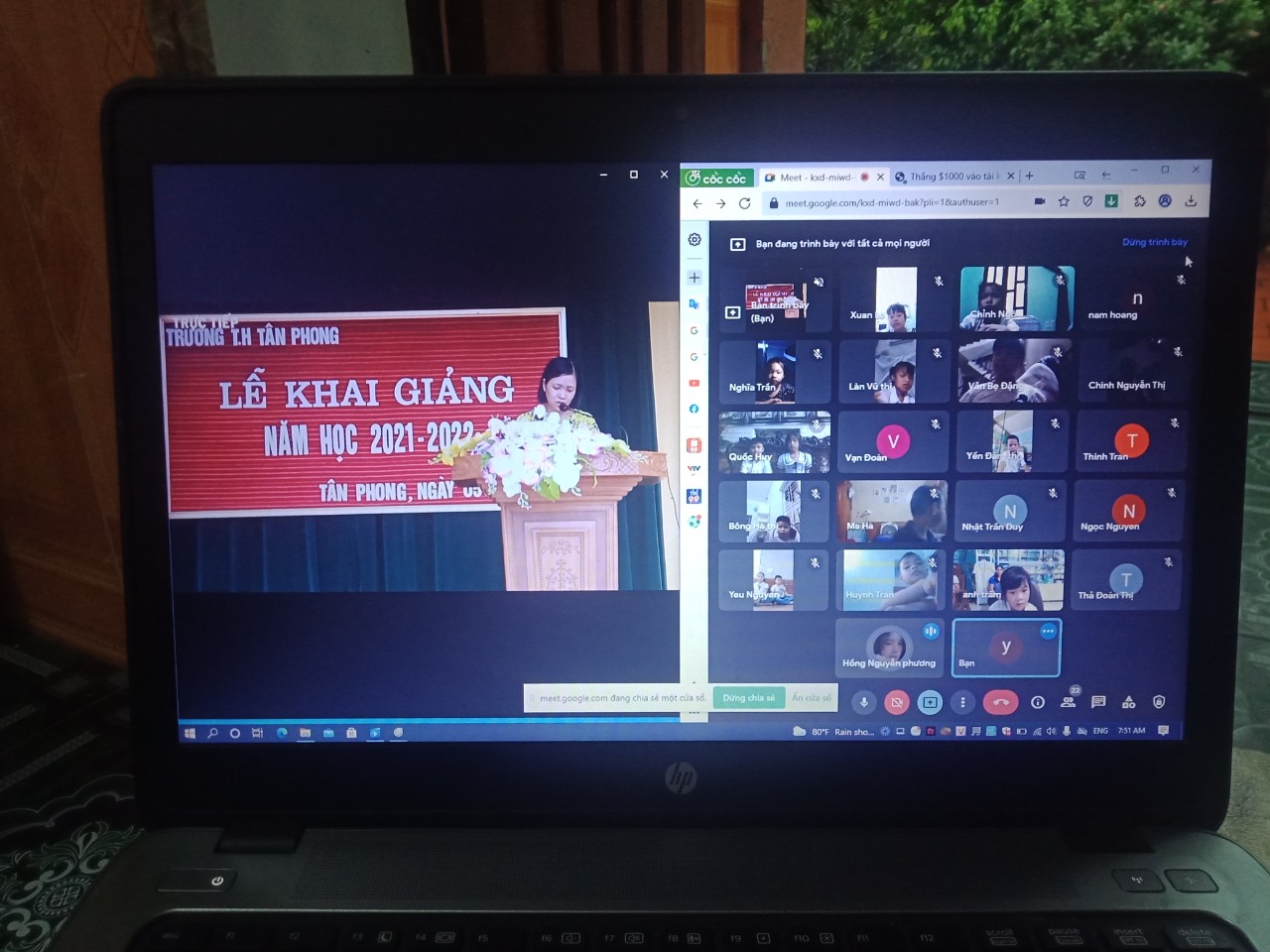 Đ/C Nguyễn Thị Hồng Thắm Chủ tịch Công đoàn trường đọc thư của Chủ tịch nước.